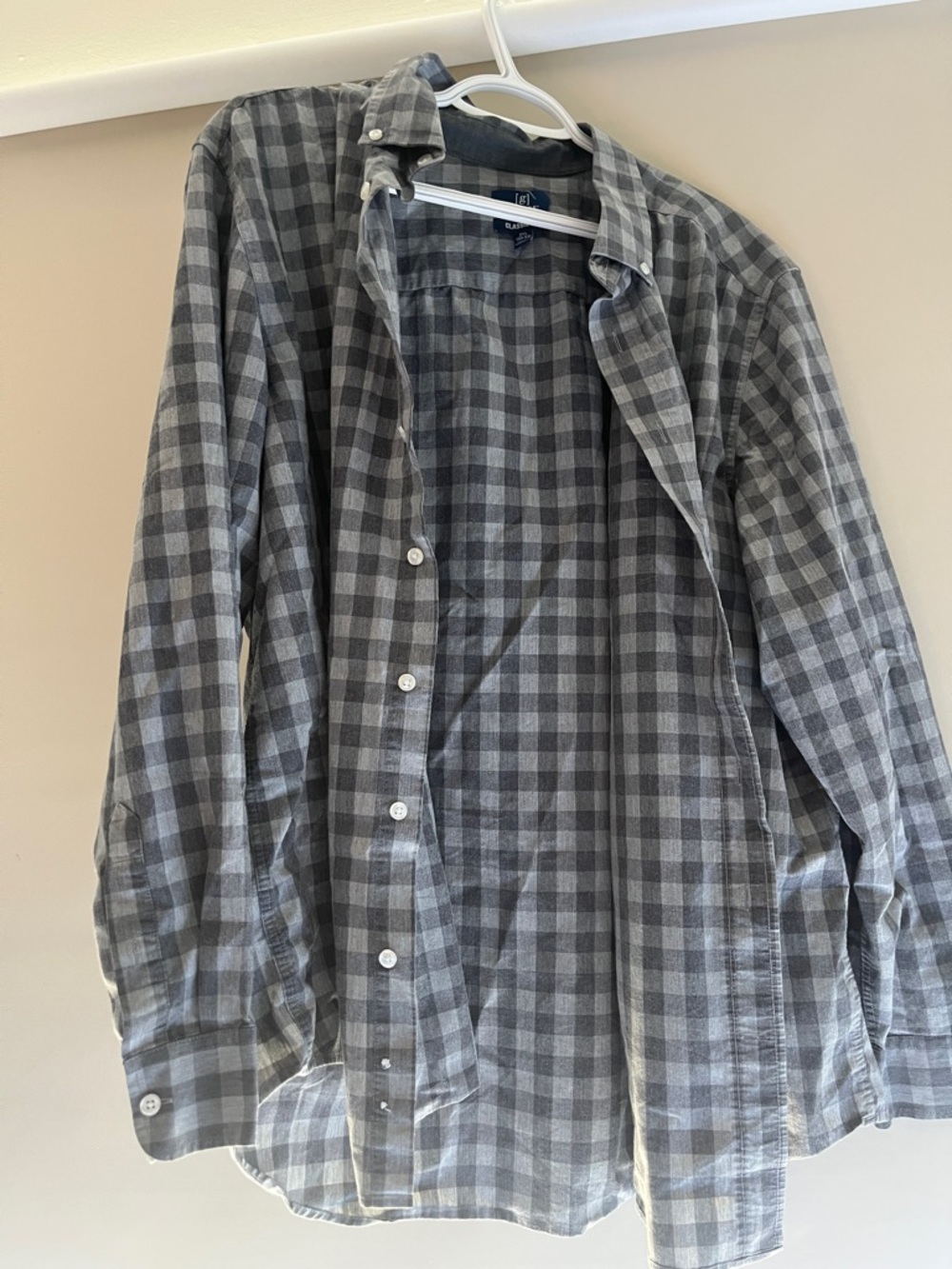 Men's Gray Plaid Button-Down Shirt - Classic Casual